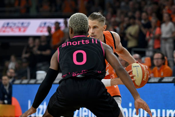 一个突出案 一个突出案